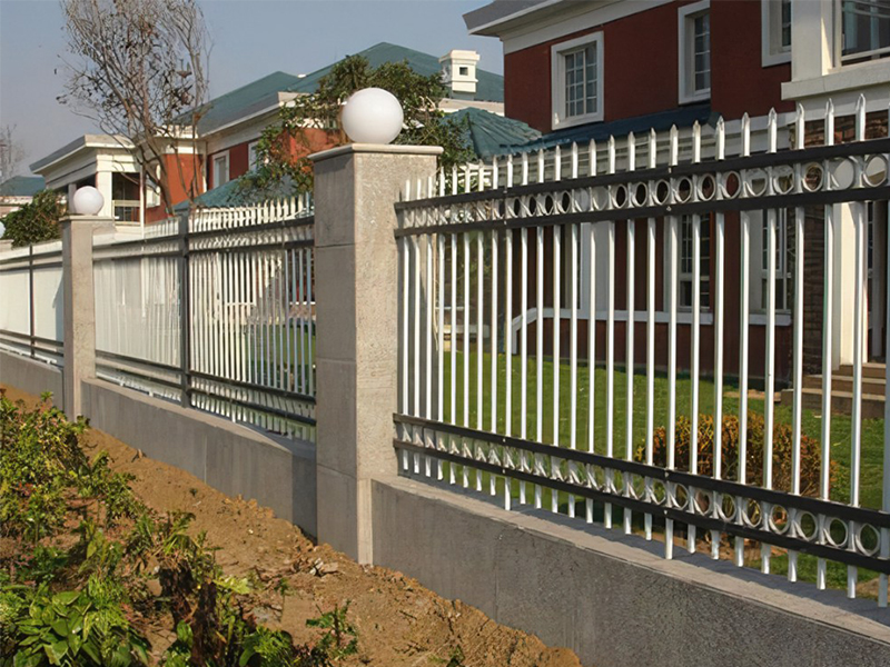 6小区围墙护栏-锌钢护栏.jpg