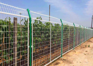 绿化带护栏网8-折弯框架护栏网